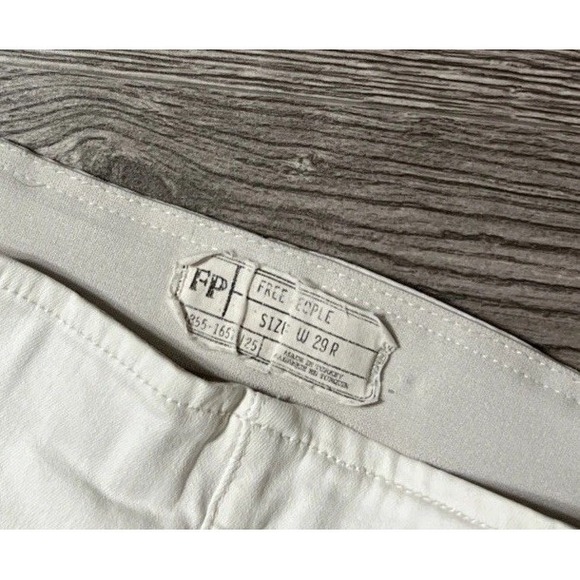 Free People Penny Stretch Pull-On Mid Rise Flare Jeans Worn White SZ 29 (28x33) - Picture 3 of 11